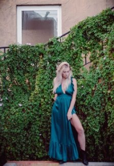 Abby Sullivan model leg