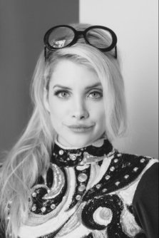 Kelsey Elliott blond model